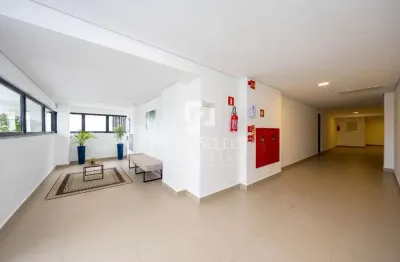 Apartamento com 2 dormitórios, 1 suíte, sacada com churrasqueira, 1 vaga de garagem.