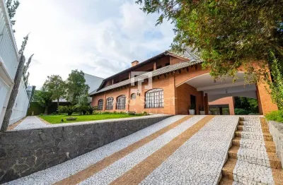 Casa com 767 m², 6 quartos sendo 4 suítes à venda no bairro Uberaba.