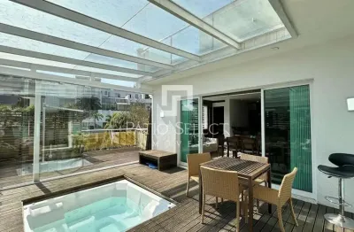 Casa luxuosa, localizada no campo comprido, com área total de 695m², 04 suítes, 04 vagas, em condomínio fechado.