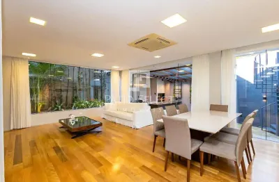 Casa de condomínio com 256.87 m², 3 quartos sendo 3 suítes à venda no bairro santa felicidade.