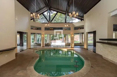 Casa com 650 m², 5 quartos sendo 5 suítes para alugar no bairro butiatuvinha.