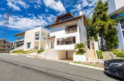 Apartamento com 356 m², 3 quartos sendo 2 suítes à venda no bairro Orleans.