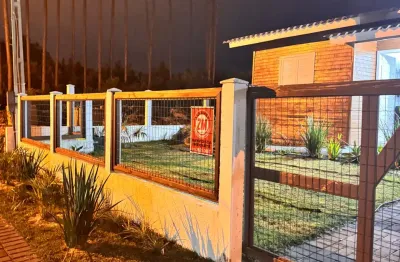 Linda casa 2 dormitórios no village em capão novo, ótima localização