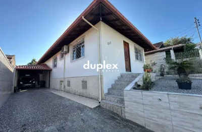 Casa 4 dormitórios sendo 1 suíte, edícula com churrasqueira, quintal e vaga 5 carros