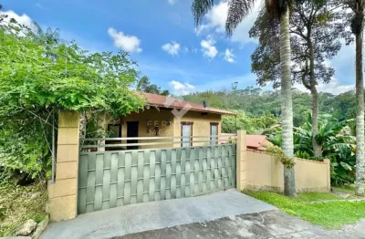 Conheça esta casa incrível em teresópolis, rj: 2 suítes, lareira, jardim e condomínio com lazer completo.