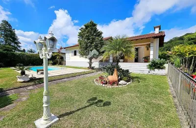 Casa de Alto Padrão à Venda no Comary, Teresópolis – 5 Quartos, Lazer Completo e Vista Deslumbrante