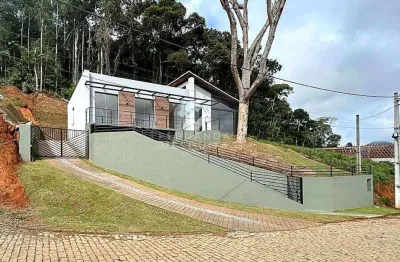 Casa recém-construída com vista privilegiada para o verde em teresópolis