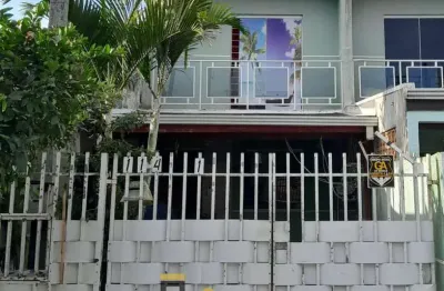 Excelente oportunidade! casa à venda em curitiba-pr, campo de santana, com 3 quartos, 1 sala, 2 banheiros e 2 vagas de garagem.