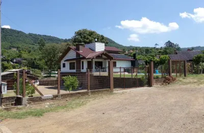 Ampla casa com 3 quartos e piscina a venda em picada café na serra gaúcha