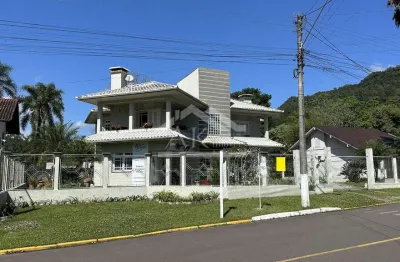 Excelente casa com 3 quartos e uma suíte, à venda no centro de picada café, na serra gaúcha