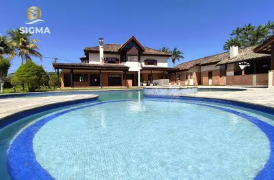 Casa com 6 suítes e casa de caseiro  - área de lazer com piscina, churrasqueira e jardim - 4 vagas - jardim acapulco - guarujá/sp
