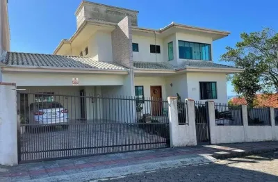Linda casa - situada em lugar alto , no centro de barra velha . com vista panorâmica para cidade, lagoa e mar.
