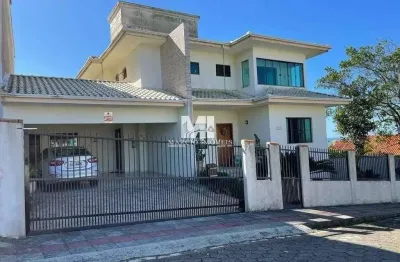 Linda casa - situada em lugar alto , no centro de barra velha . com vista panorâmica para cidade, lagoa e mar.