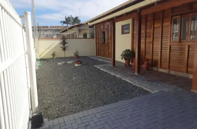 Casa mista com edicula a pouco metros da praia do tabuleiro