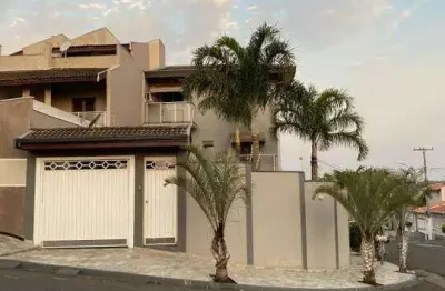 Sobrado à venda no bairro cidade jardim, americana com 3 quartos (1 suíte) e garagem.