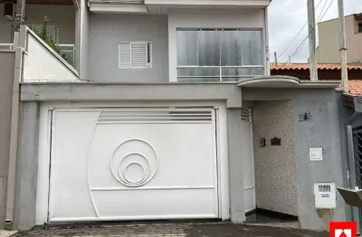 Sobrado à venda no parque residencial jaguari em americana com 3 quartos, (1 suíte) e 3 vagas de garagem