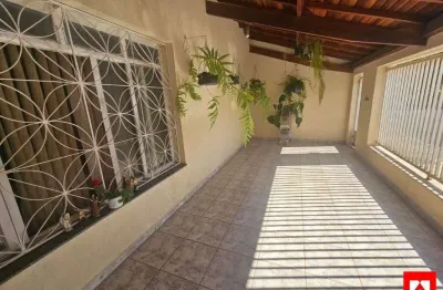 Casa à venda no centro de santa bárbara d'oeste com 3 quartos (1 suíte) e 4 vagas de garagem
