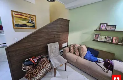 Sobrado à venda com duas casas no terreno bem distribuídas em americana com 5 quartos (1 suíte) e 1 vaga de garagem