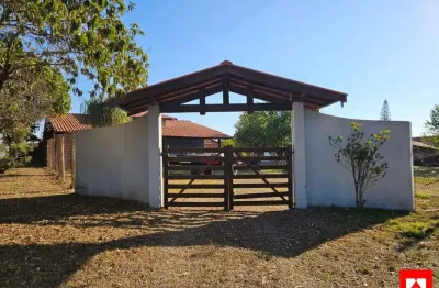 Chácara à venda no condomínio vale verde em mineiros do tietê com 3 quartos (1 suíte) e área de lazer completa