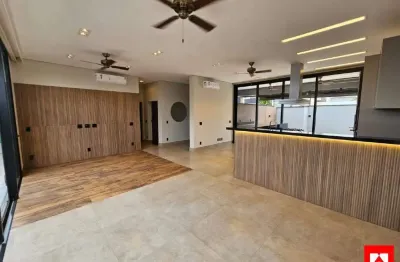 Casa alto padrão para locação no residencial jardim firenze em santa bárbara d'oeste com 2 suítes e 4 vagas de garagem.