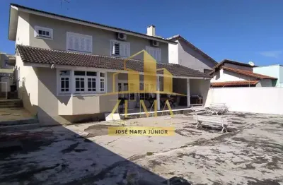 Sobrado amplo com 04 dorms, 550 m2 construção, 04 vagas de garagem