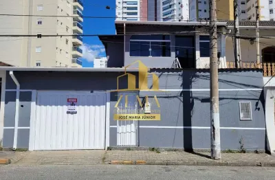 Sobrado com 363 m2, 03 suites, varias vagas de garagem, piscina.