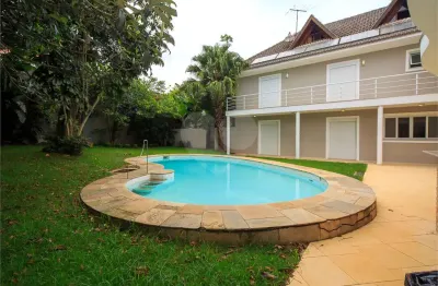 Sobrado à venda ou para alugar com 4 quartos, sendo 4 suítes, em Interlagos, São Paulo, SP