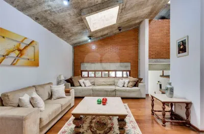 Sobrado à venda com 4 quartos, sendo 1 suíte, em Alto da Boa Vista, São Paulo, SP