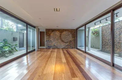 Casa à venda com 4 quartos, sendo 3 suítes, em Vila Nova Conceição, São Paulo, SP