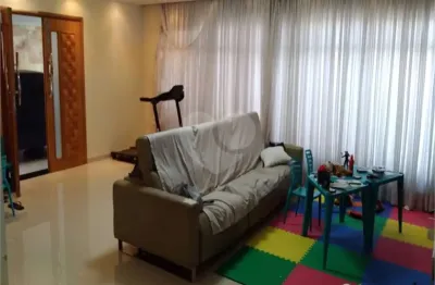 Sobrado à venda com 4 quartos, sendo 1 suíte, em Granja Julieta, São Paulo, SP