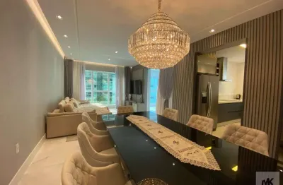 Apartamento mobiliado quadra mar em meia praia com 4 suítes sendo 1 máster + 3 vagas próximo ao píer pagamento facilitado.