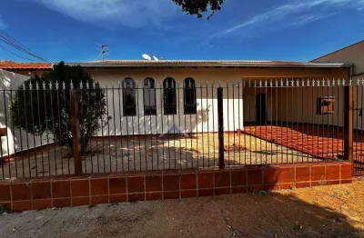 Casa com 3 dormitórios à venda próxima ao Hospital Universitário, 181 m² por R$ 780.000 - Jardim Guararapes - Londrina/PR