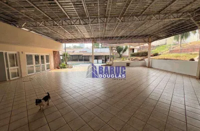 Aluga-se ampla casa comercial no bairro santa rosa, com ótima localização (casa de esquina) com 3.400m2 de terreno e 1.600m2 de área construída.