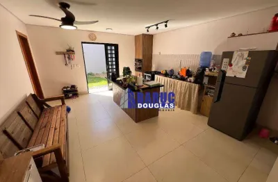 Vende-se linda casa reformada com 2 vagas, sala de jantar e estar, 3 quartos sendo 2 suítes, quintal e canil R$ 440.000 - Jardim Imperial - Cuiabá/MT