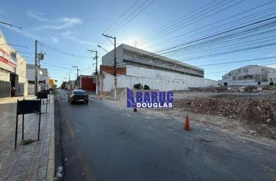 Vende-se ótimo terreno 2.400m2 na rua 13 de junho, com 32 metros de frente para rua 13 de junho e 75 metros de fundos ao lado do hospital hgu