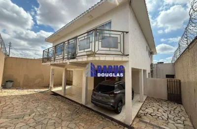 Vende-se lindo e amplo sobrado com 07 quartos sendo 04 suítes, terreno 360m2 e área construída de 346m2, com piscina com cascata.