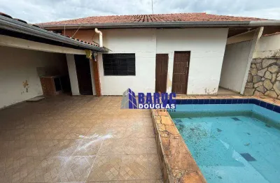 Vende-se casa com 04 quartos sendo 01 suíte, com piscina e churrasqueira, no Coophamil - documentada e pronta para financiamento
