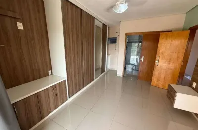 Vende-se ótimo sobrado no tropical ville, com sala de estar e tv, sala de jantar, lavabo, cozinha interna e 04 quartos sendo 02 suítes plenas.