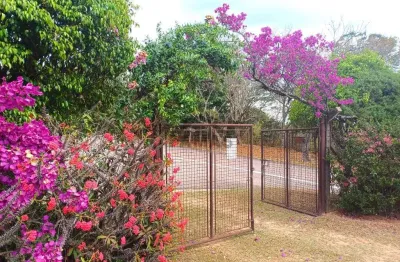 Magnifico terreno plano, de esquina e com casa, quiosque com churrasqueira e piscina na cidade de vinhedo/sp
