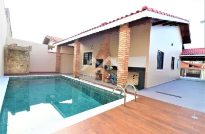 Casa em peruíbe moderna com 3 quartos e área de lazer com churrasqueira e piscina
