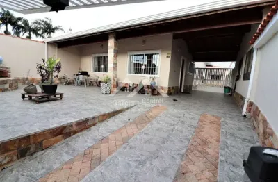 Casa com 3 quartos sendo 1 suíte e edícula em peruíbe