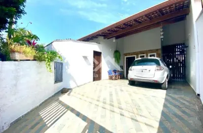 Casa térrea com 3 quartos sendo 1 suíte perto do centro de peruíbe