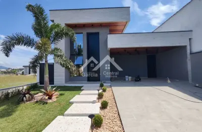 Casa em condomínio fechado em peruíbe, alto padrão com 3 suítes e piscina