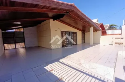Casa próximo a praia em peruíbe com 3 quartos e área de lazer com churrasqueira e piscina