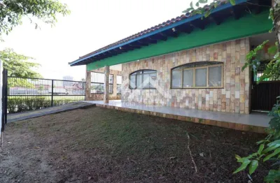 Casa em peruíbe vem localizada com 3 quartos e espaço para lazer