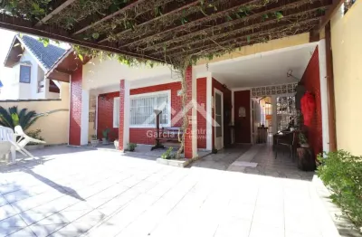 Casa em peruíbe com 2 quartos e edícula e área de lazer com churrasqueira