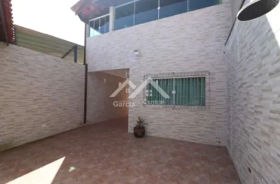 Casa em peruíbe com 2 quartos e área de lazer com piscina e churrasqueira