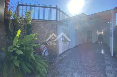 Casa em peruíbe com 2 quartos e área de lazer com churrasqueira
