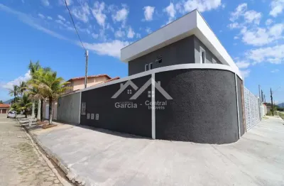 Casa bem localizada em peruíbe com 2 quartos e área de uso comum com piscina