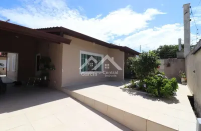 Casa em peruíbe com 3 quartos e área de lazer com churrasqueira e piscina